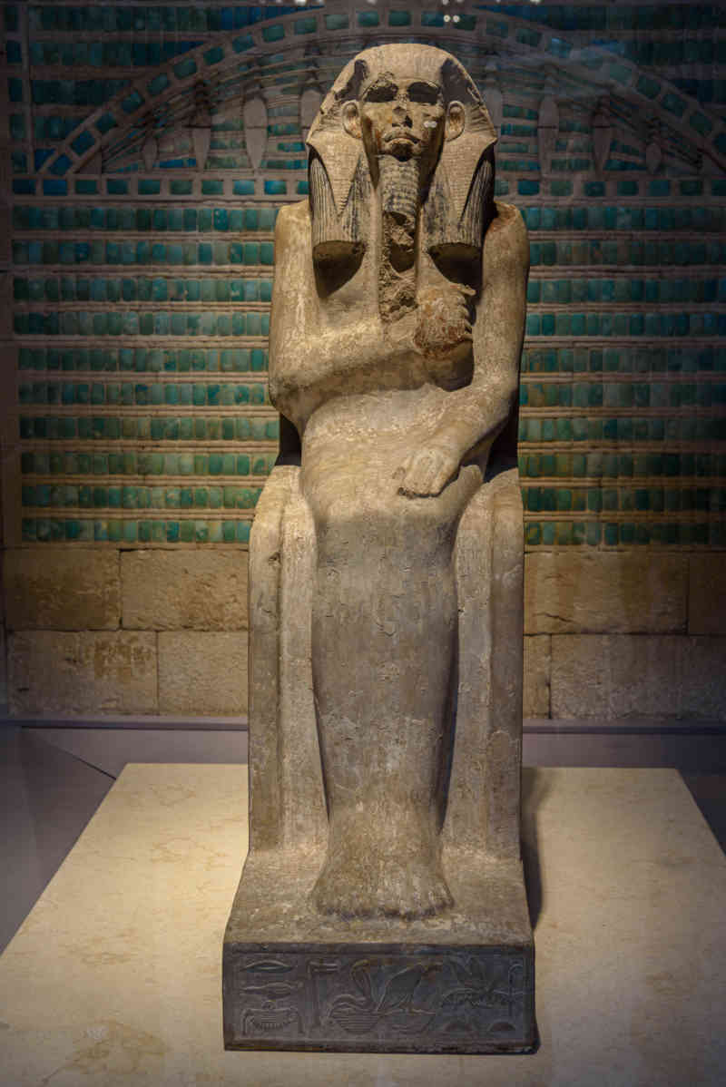 Egipto 347 - El Cairo - museo Egipcio - estatua Faraón Zoser.jpg